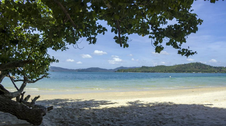 Overview of the beach on Koh Lawa Yai Island